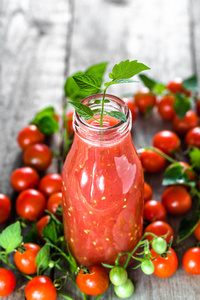 瓶番茄汁和新鲜的西红柿，有机健康食品的概念