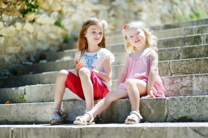 可爱的小姐妹开心