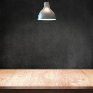 木桌灯与暗墙背景