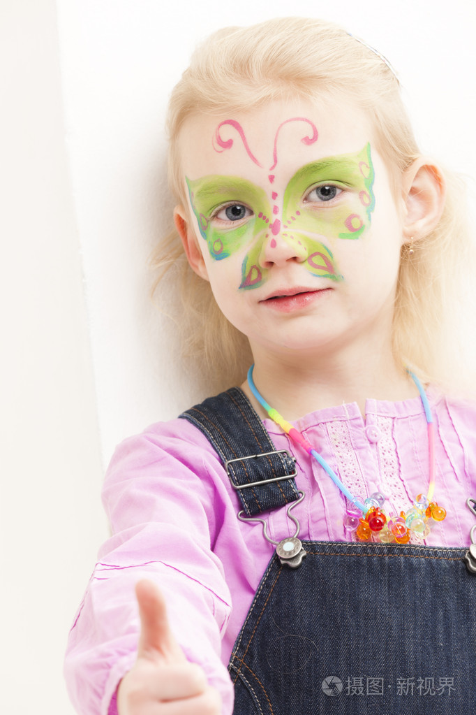 脸上画的小女孩
