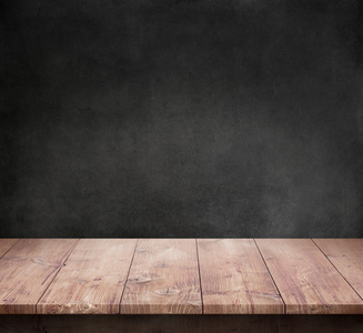 木桌与黑暗的混凝土纹理背景