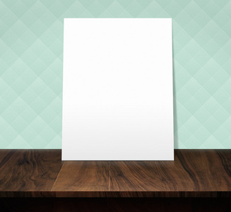 白板贴白色的海报贴在一张小木桌照片