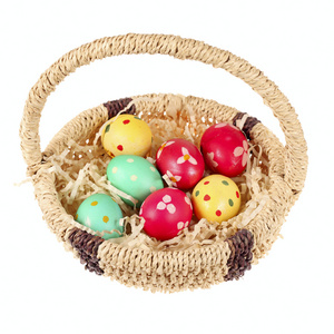 丰富多彩的复活节蛋的篮子里