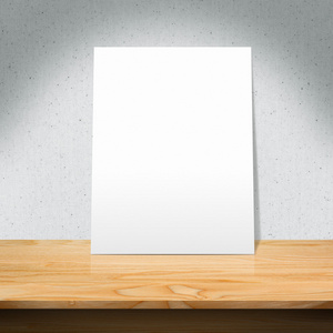 白色的海报贴在一张小木桌