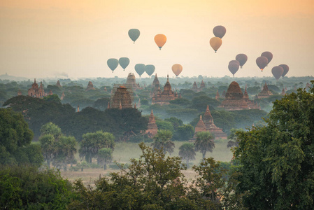 热气球在缅甸蒲甘的古塔