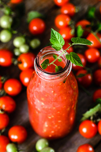 番茄汁瓶和新鲜的西红柿 健康的抗氧化剂饮料 有机食品和重量损耗概念