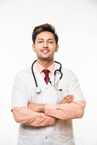 欢快印度英俊男医生带着他的脖子，在白色的背景，选择性焦点孤立的听诊器的肖像
