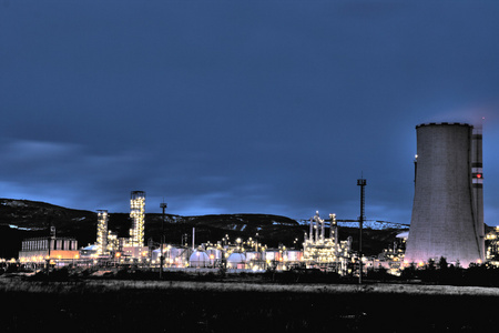 在夜中石化厂的视图图片