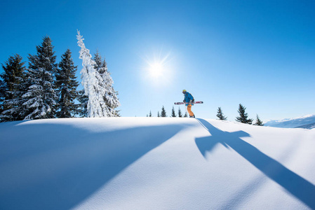 滑雪者在山顶上行走