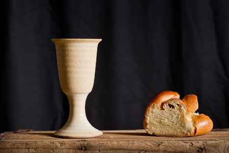 是酒的圣杯父亲与儿子看照片在这两种下圣餐在这两种下圣餐男孩用问号