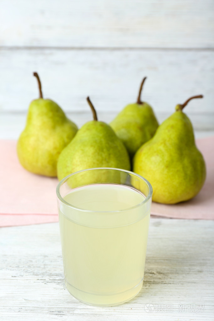 梨汁的新鲜的水果桌上关闭