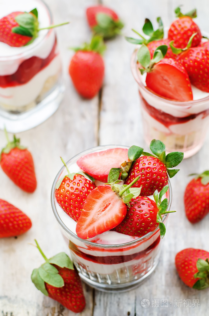 层状的点心, 草莓, 饼干蛋糕和奶油芝士