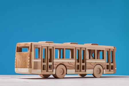 在蓝色背景上的木制玩具汽车