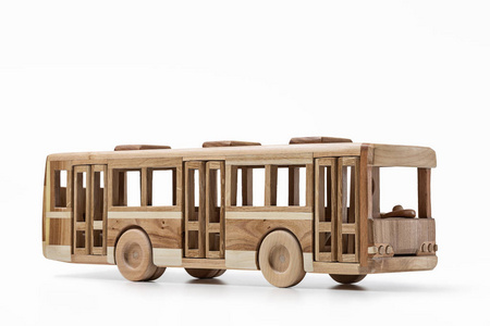 从树中的玩具汽车模型照片