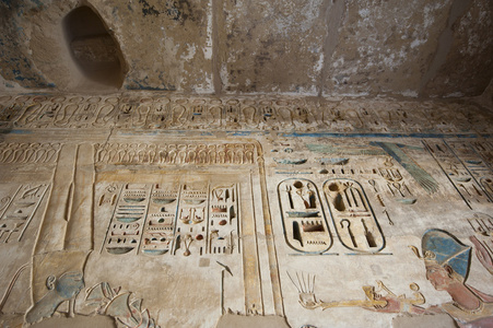 埃及象形文字雕刻在庙墙上