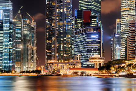 在新加坡市中心的摩天大楼的风景发光窗户