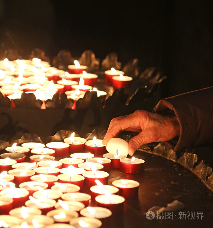 手捧蜡烛祈祷图片高清图片