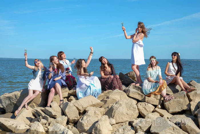 夏季假期，假期，旅行和人们的观念微笑的年轻女性在海滩上的组