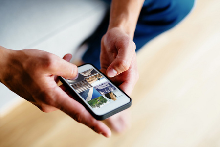 人浏览智能手机图片