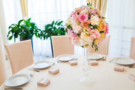 美丽的花朵，在婚礼当天的桌子上