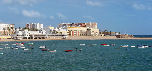 卡莱塔海滩和渔船在西班牙加的斯的全景