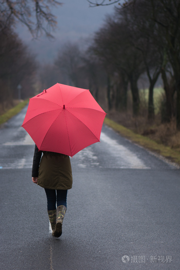 打着红伞的雨天女人