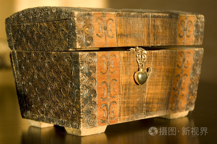 装饰的棺材和项链图像