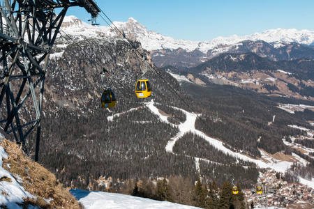 黄色吊车滑雪缆车涨在山顶上，