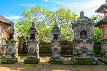 雕像在神庙印度教寺庙附近 mengwi，巴厘岛，印度尼西亚