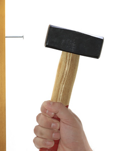 手用大铁锤打钉照片