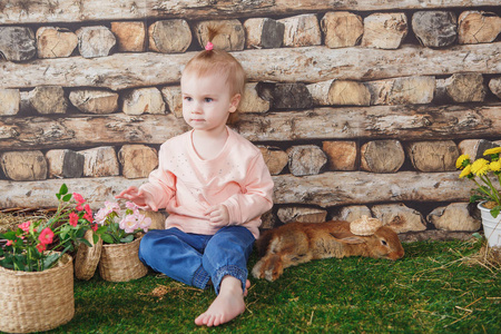 活泼的棕色兔子的小女孩图片