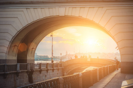 拱在运河冬季运河圣彼得斯堡，在日落时