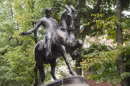 骑在马背上铜像保罗里维尔