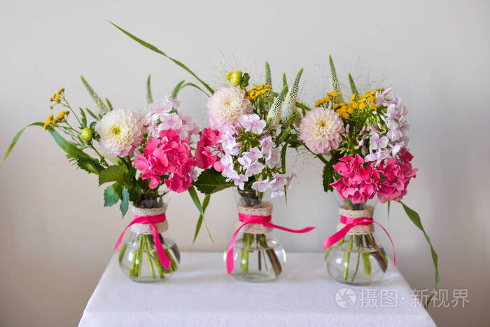 三个花瓶与花小花束照片 正版商用图片0celhg 摄图新视界 三个花瓶与花小花束照片 正版商用图片0celhg 摄图新视界