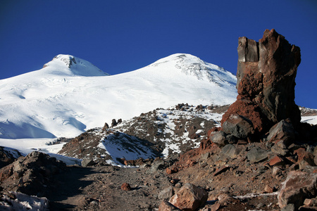 在白雪皑皑的山 elbrus 日落