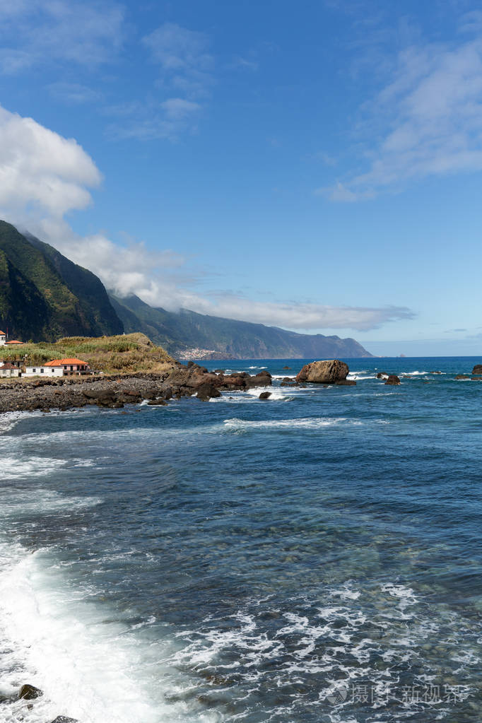 圣维森特地区在葡萄牙马德拉岛的北部海岸线的视图