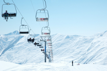在明亮的冬日滑雪升降椅
