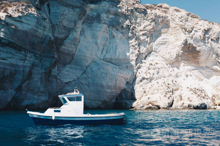 一只小船在卡利亚里海岸照片-正版商用图片0ceqb9-摄图新视界