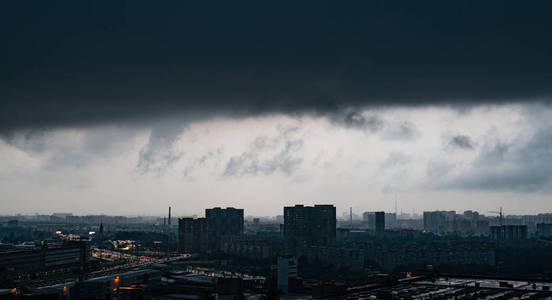 戏剧性的乌云夜晚, 在约翰内斯堡上空乌云密布.