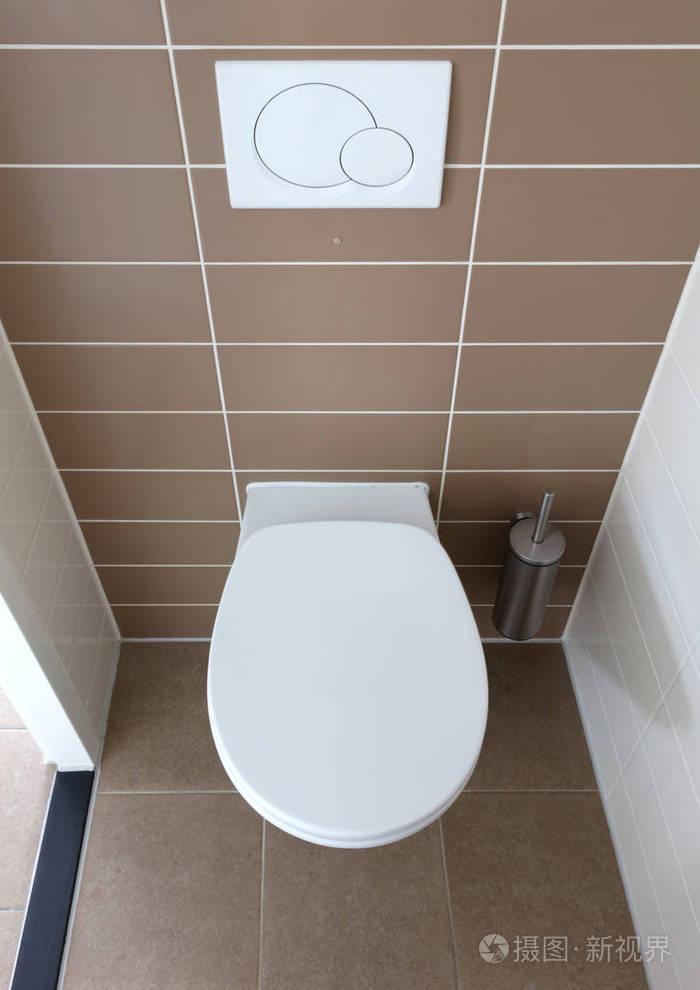 在浴室里的白色马桶照片-正版商用图片0ceupo-摄图新视界