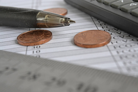 金融背景与钱 计算器 尺子 表和笔