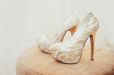 新娘的白色的鞋。婚礼主题背景