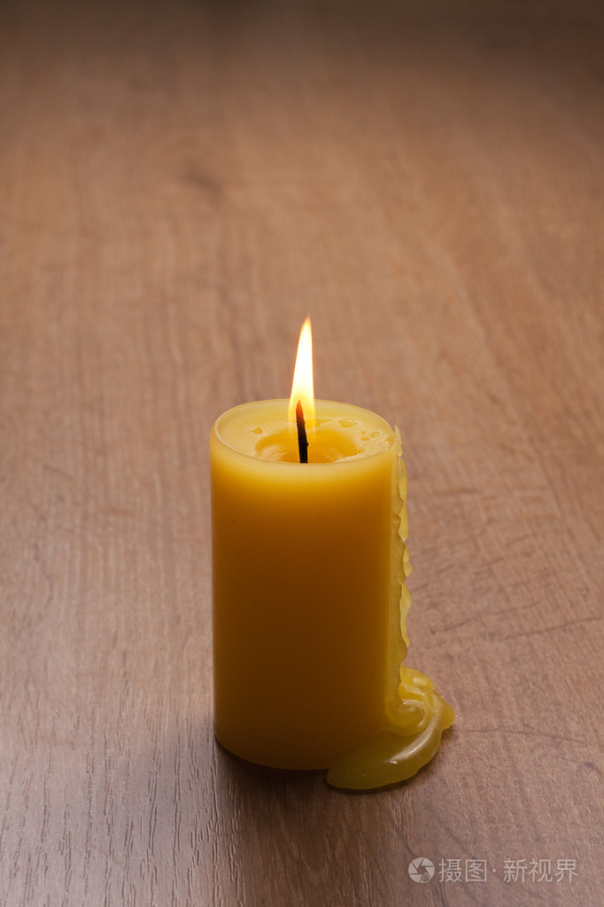 在木桌上的蜡烛烧
