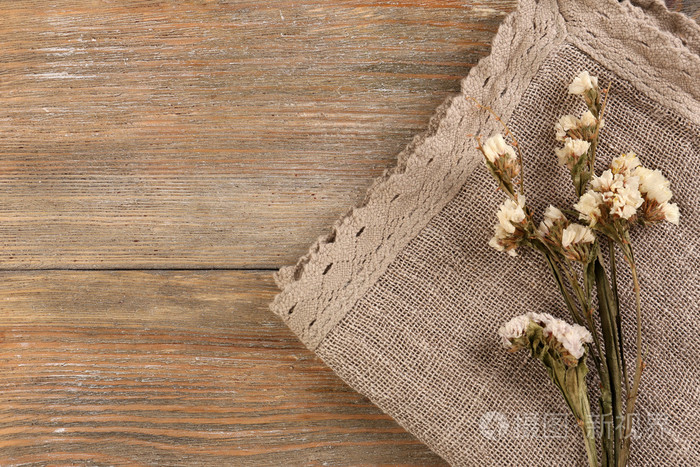 美丽的干燥花在餐巾纸上木制的背景上照片 正版商用图片0cf2h5 摄图新视界