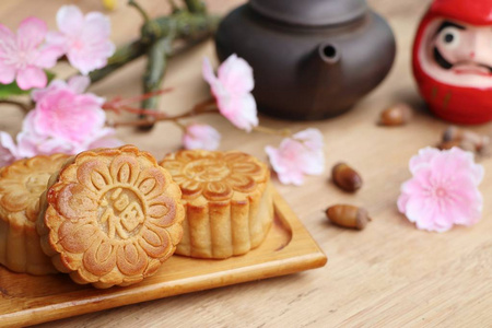 中秋节吃月饼与热茶图片