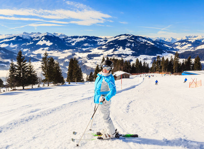 滑雪胜地 Hopfgarten，奥地利蒂罗尔的斜坡上滑雪