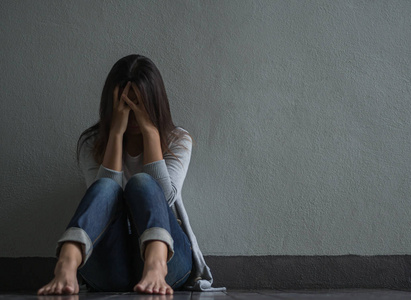 少妇在室外在心理治疗时哭泣的女人亚洲小女孩伤心地哭泣时父争吵在卧