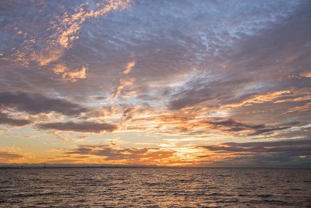 美丽的夕阳的天空和热带海