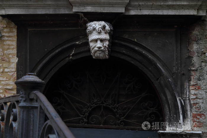石头雕塑显示人的头在威尼斯，意大利