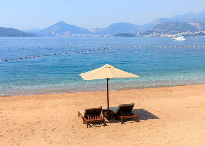 海景豪华沙质海滩在黑山上日光浴浴床